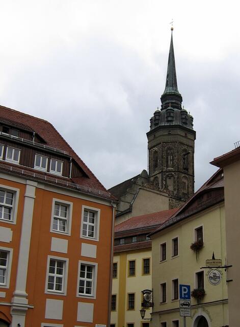 Durch diese kleine Häuserlücke kommen wir vom Dom