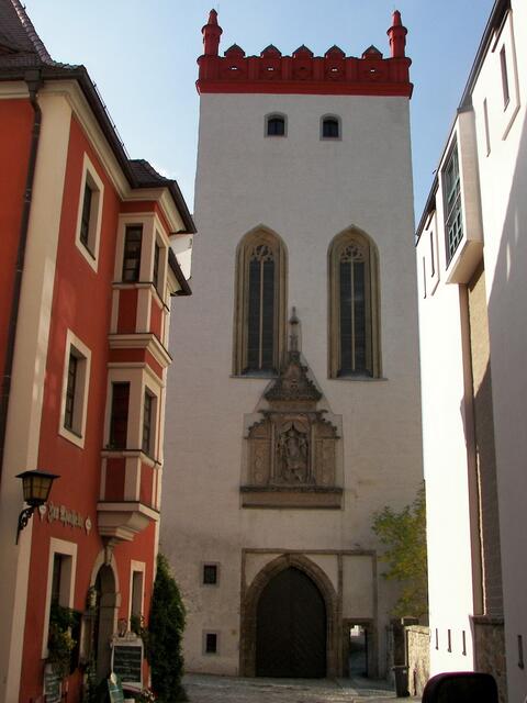 und wir gehen auf den kleinen Durchlass im Burgturm - ganz rechts das kleine Loch - zu