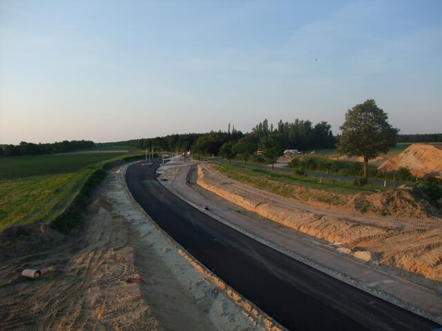 Unterführung der K 121, Otzer Landstraße mit Radweg auf der West- und Ostseite