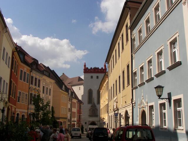 nein, wir wollen doch zur Ortenburg! Ganz weit dahinten ist der Eingang - vorbei an noch ganz vielen Verlockungen