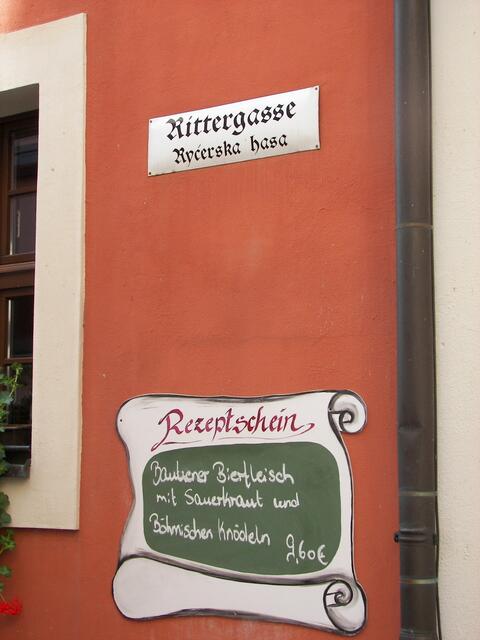 Rezeptscheine hängen an der Wand!