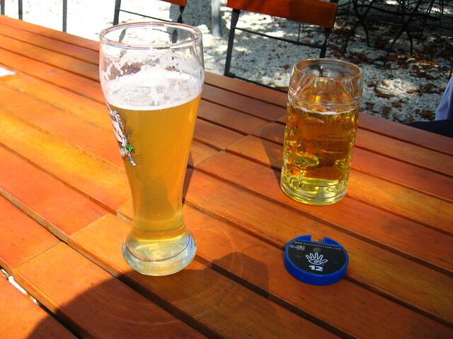 Auf dem Heimweg gibt es erst mal Flüssiges im Biergarten Neuhof