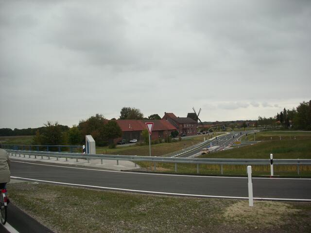 die Sorgensener Mühle, im Hintergrund