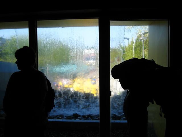 Unter dem Wasserfall