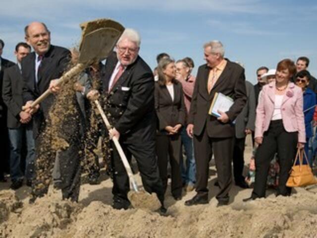 Der erste Spatenstich am 13. April 2007.