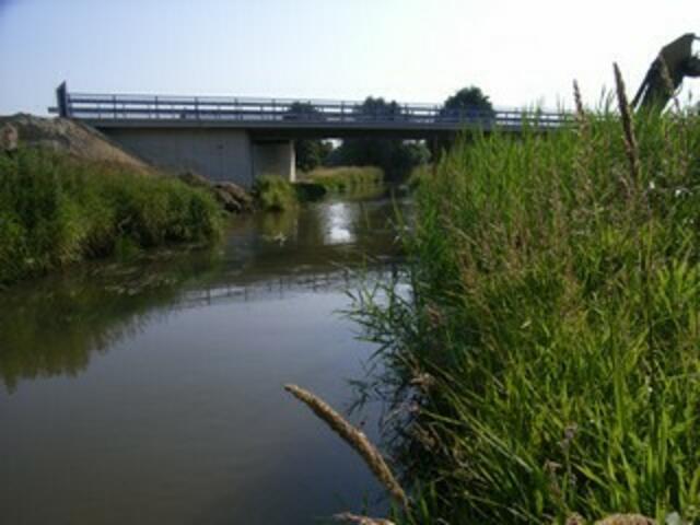 Die neue Brücke der B 188 über die Aue.