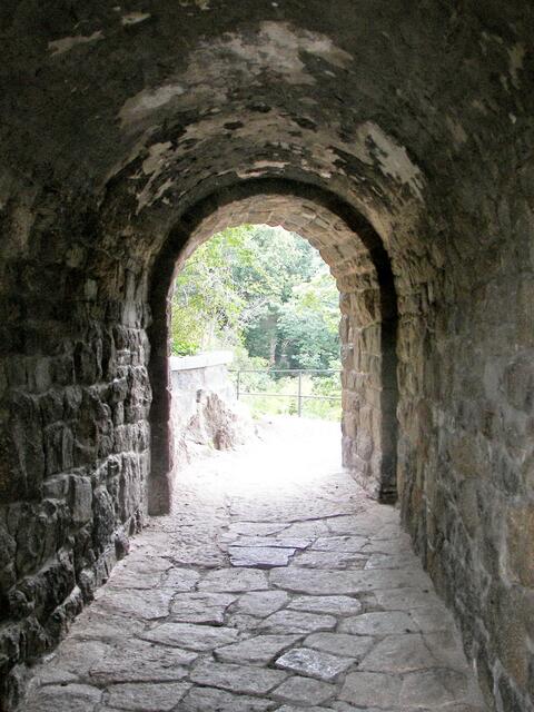 einmal unter der Burg hindurch