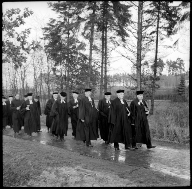 Kirchliche Würdenträger und Gemeinde auf dem Weg von der Waldschule zur Notkirche. Der Zug wird von Bischof Wüstemann (links) und Pfarrer Dr. Zeller (rechts) angeführt (14.12.1952) | Foto: Edmund Zaschke