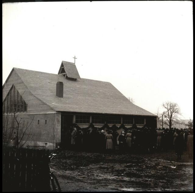 Einweihung der Notkirche in Stadtallendorf, Blick auf die Ost- und Nordseite (14.12.1952) | Foto: Edmund Zaschke