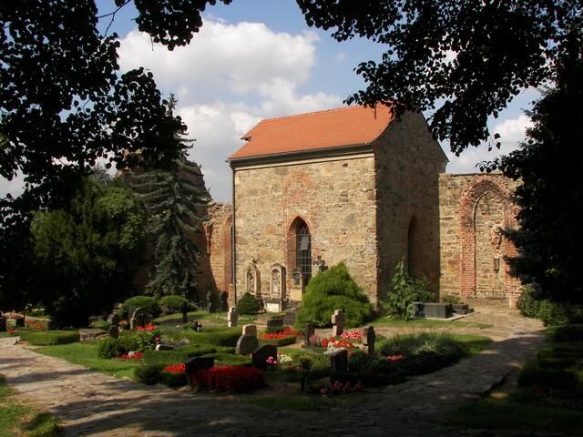 gleich hinter dem Turm der Zugang zum Nicolai-Friedhof