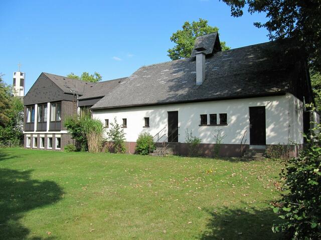 Notkirche und Gemeindeamt von Süden. Am linken Bildrand ist der Turm der Stadtkirche erkennbar (26.09.2009)