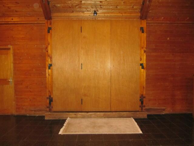 Der Altar ist in einer verschließbaren Nische untergebracht (29.09.2009)