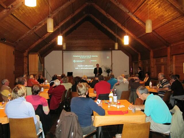 Innenansicht der Notkirche, der Saal mit dem offenen Dachstuhl symbolisiert das biblische Zelt in der Wüste (29.09.2009)