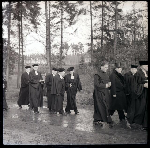 Einweihung der Notkirche, Hinter den Bäumen ist das Obergeschoss des alten Bahnhofes Allendorf erkennbar. (14.12.1952) | Foto: Edmund Zaschke