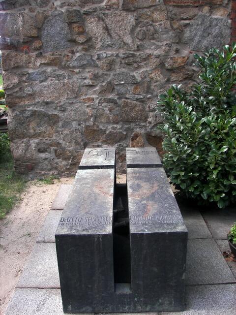 Grab des Bischof von Meissen Dr.Otto Spülbeck *1904 - Bischof seit 1955 .  1970