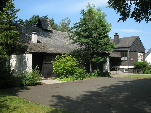 Die Notkirche in der Liebigstraße und das in den sechziger Jahren angebaute Gemeindeamt (Nordseite, 24.09.2009)