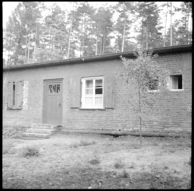 Schwieriger Neubeginn in Allendorf: Anfang der 50er Jahre waren viele Flüchtlinge und Vertriebene in Notunterkünften untergebracht. Die Abbildung zeigt Gebäude 3257 im WASAG-Gelände (ehem. Werk Herrenwald der Allendorfer Sprengstoffwerke), undatiert. | Foto: Edmund Zaschke