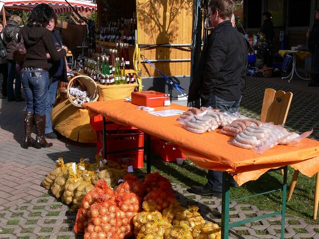Würstchen, Kartoffeln und Zwiebeln vom Lande.