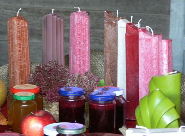 Marmelade, selbstgemacht. Und Kerzen.