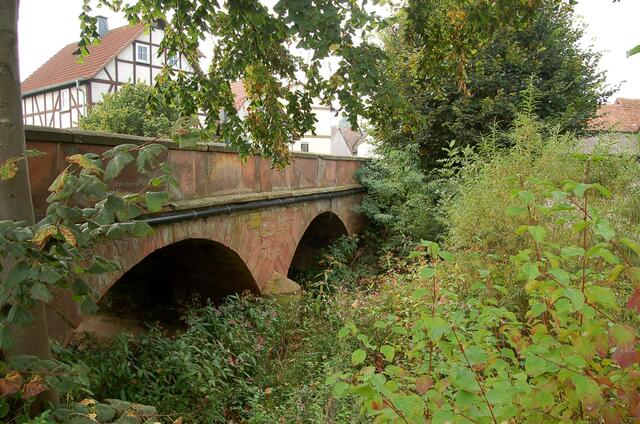 Alte Sandsteinbrücke über die Bentreff, die in Wohra in die Wohra mündet.