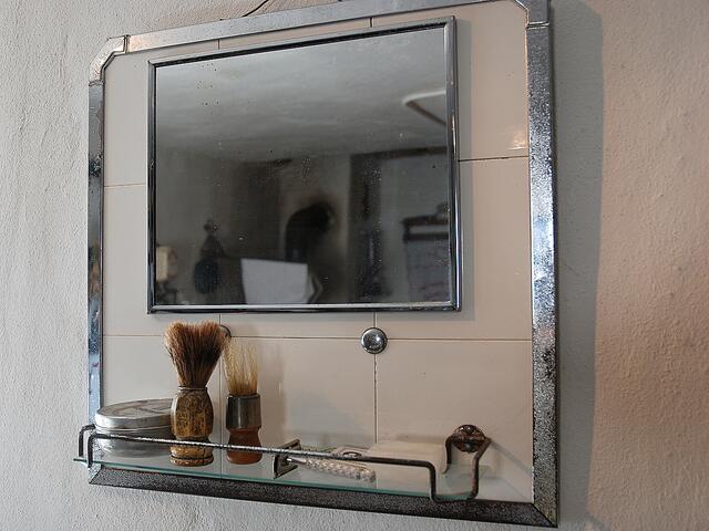 Das muss ich noch erzählen: Herrchen hatte seinen Rasierpinsel zu Hause gelassen und musste sich einen neuen kaufen. Dabei steht hier im Heimatmuseum in Kutzenhausen einer rum. Den hätte er doch einfach nehmen können ... wuff & grins.