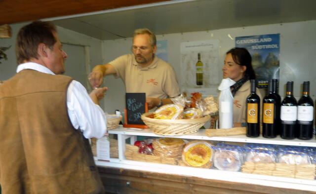 Tolle Weine am Feinkostand von El Mercado aus der Hauptstraße