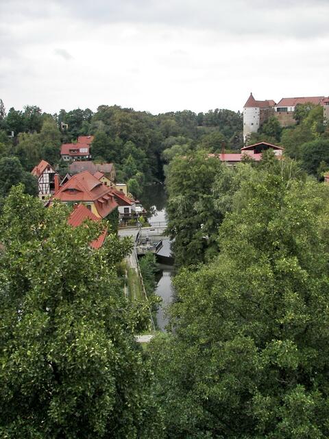 Blick von der Friedensbrücke - in der Mitte die SCHARFENWEGbrücke und hinten rechts die Ortenburg