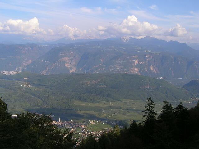 Blick von der Mendelpassstrasse auf Kaltern