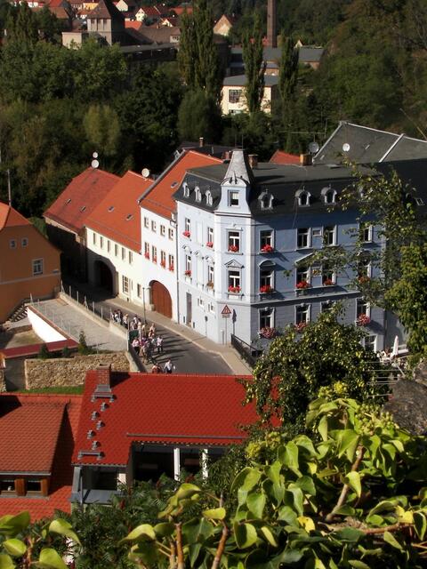 Hammermühle (2) gesehen vom Nicolai-Friedhof -- (mit einer der vielen geführten Besuchergruppen auf dem Weg durch die Stadt)