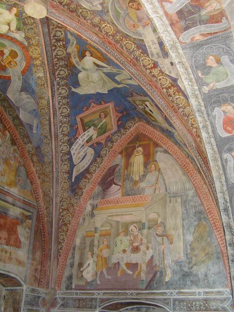 Seite und  Decke des Chores (von Halogenstrahlern beleuchtet)