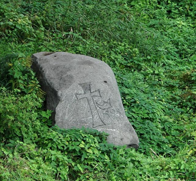 Kreuzstein unterhalb der Scharfenwegbrücke - mit einem "Türkenschuh" - zur Erinnerung an einen hier 1595 verunglückten Schuhmacher