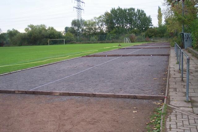 10 der 12 Plätze sind mit verschiedenen Körnungen belegt. Die Platzmaße sind 15x4m.