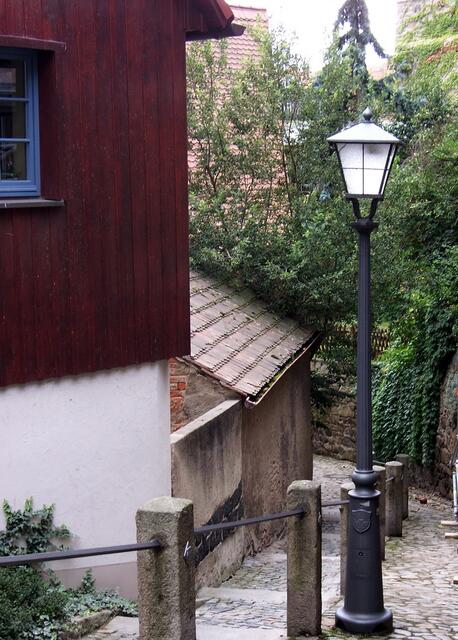 auch neben dem "Hexenhäuschen" wieder Wege hinauf in die Stadt