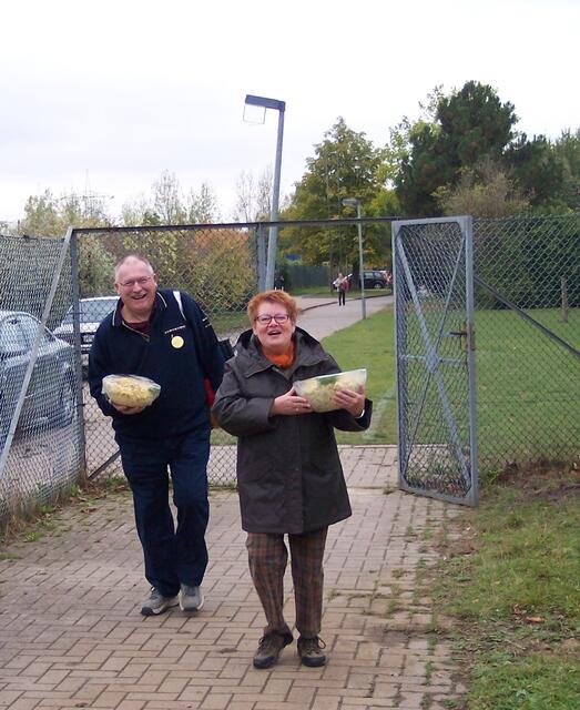 Helga und Jürgen mit leckeren Salaten