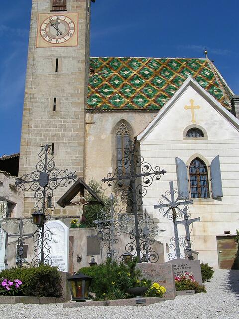 der kleine Friedhof an der Kirche