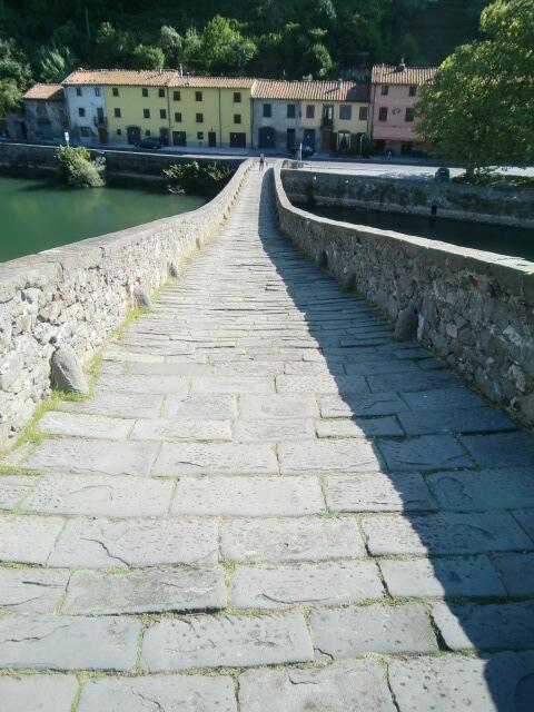 es geht schon sehr steil bergab von der Teufelsbrücke