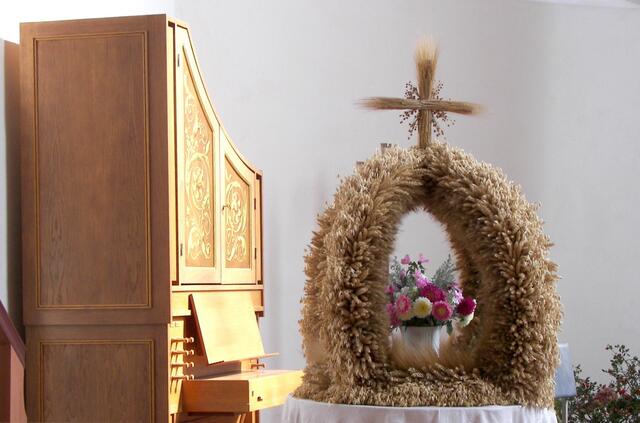 Erntedank-Krone und Orgel-Positiv