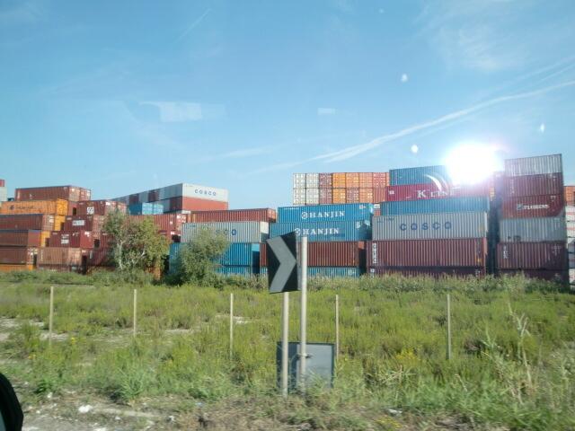 Im Hafen - Container umzingeln Livorno