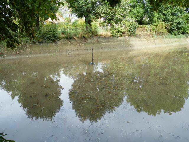 Löschteich - Fontäne z. T. wieder im Wasser