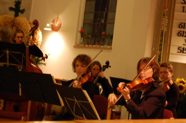 Ein Blick zu den Streichern - im Hintergrund die Cellistin Isabella Wolf.