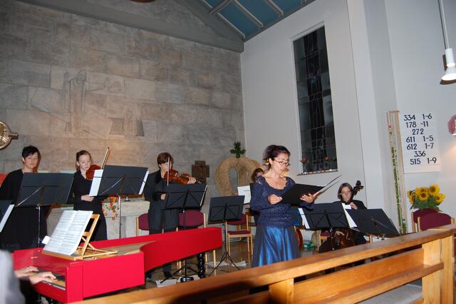 Im Hintergrund die Erntekrone, denn morgen ist Erntedankfest.