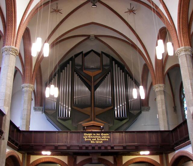 "Wachset in der Gnade und Erkenntnis unseres Herrn Jesus Christus!" - Du meinst, diese Orgel schon einmal gesehen zu haben? - aber wo? - schau nach in der Michaeliskirche - Zeitnah zueinander sind beide in der selben Werkstatt entstanden - EULE, Bautzen