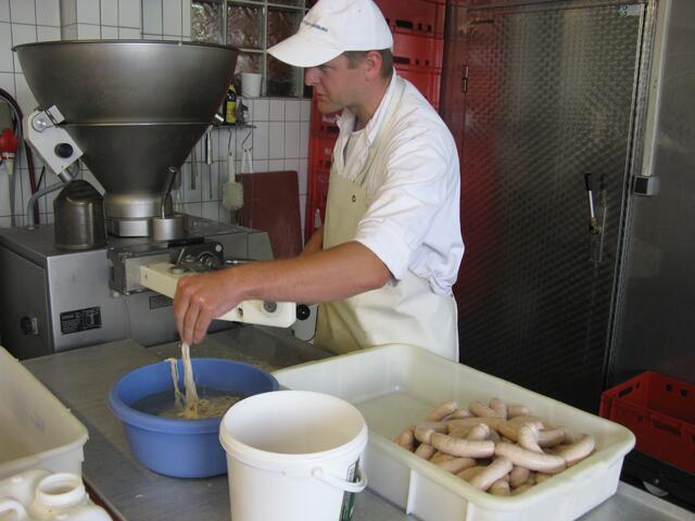 Metzger beim aufziehen des Darms