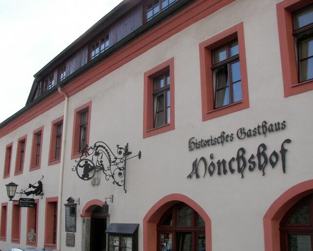 da unten links in der Fensterbank da sitzt schon wieder einer...
