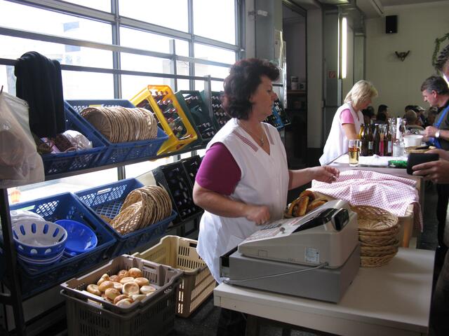 Bei der Brezen und Bierausgabe.