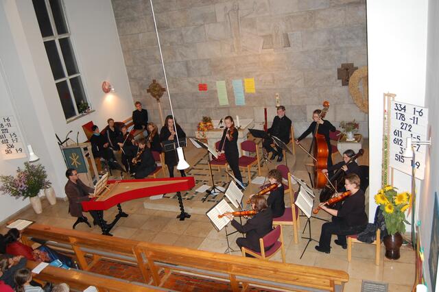 Ein Blick hinter der Orgel hervor.