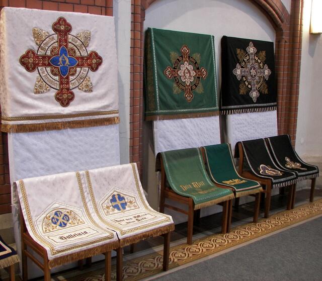 Paramente aus der Zeit der Errichtung dieser Kirche