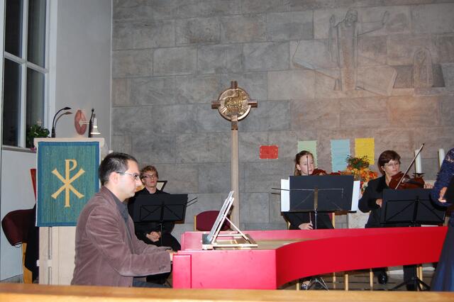 Im Vordergrund am Cembalo und als Dirigent Bernd Jung!