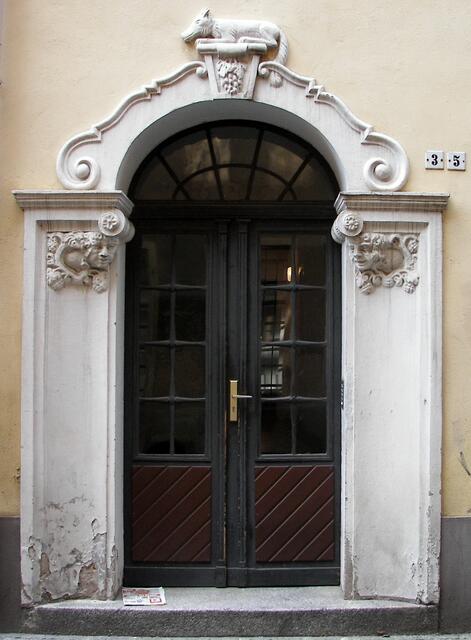 "Was gibt es denn da zu fotografieren?" fragte mich der Mann an seinem Fenster eine Ettage höher... - die Details dieser Haustür zum grußen Treppenhaus hatte er sich noch nie richtig angesehen!