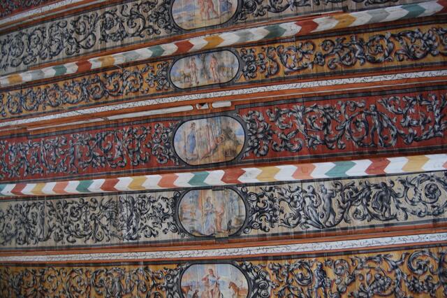 Kirchdecke bemalt mit Fresken